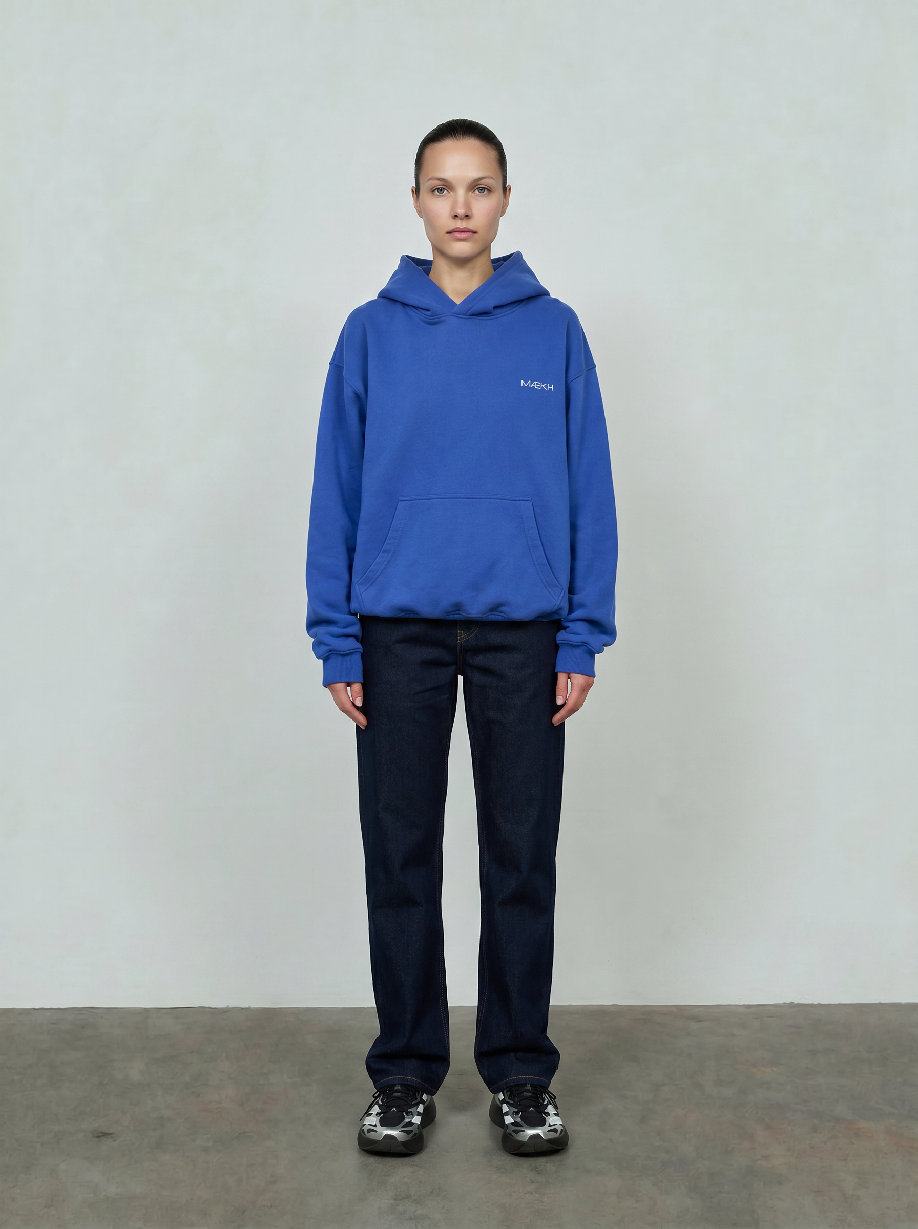 KOBALTOWA BLUZA Z KAPTUREM OVERSIZE