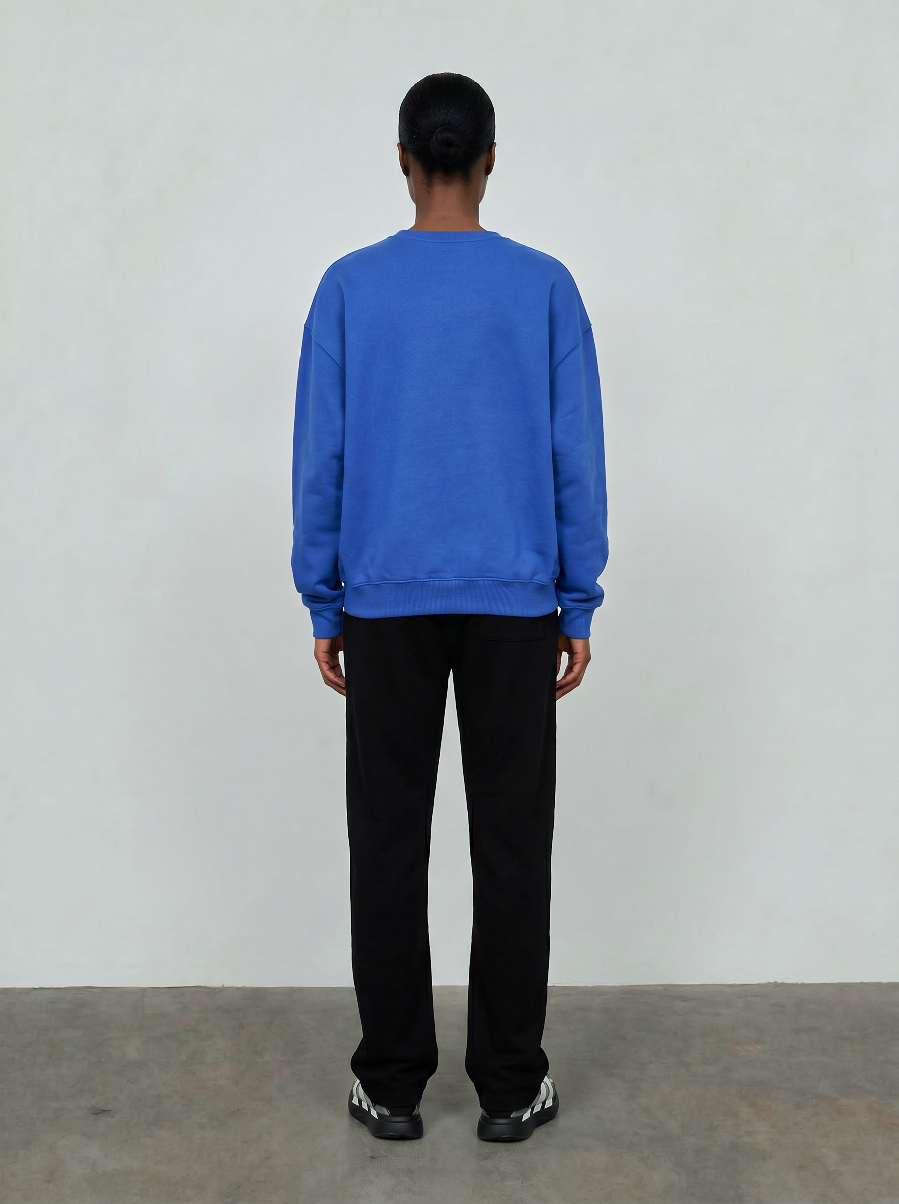 KOBALTOWA BLUZA Z KAPTUREM OVERSIZE